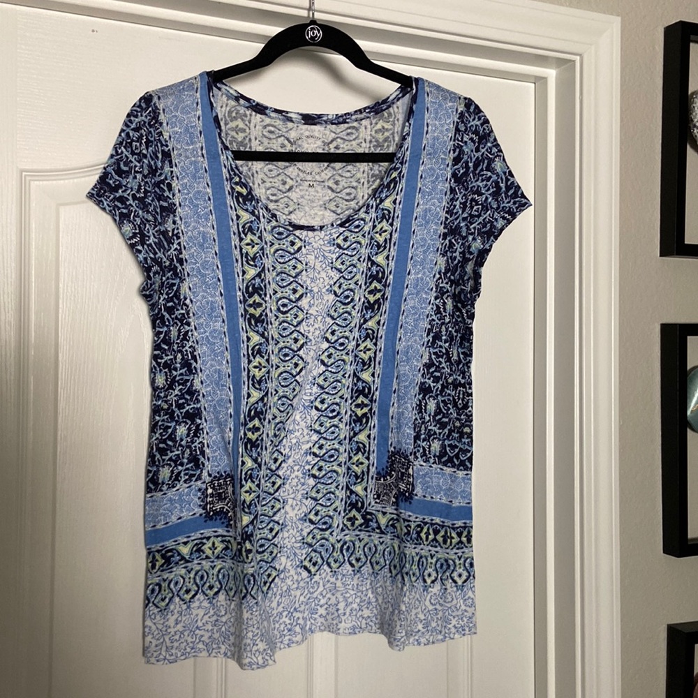 Lucky Brand Tee in excellent condition. Little to no wear on fabric.